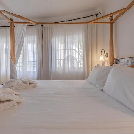 Charming & Dom Manuel I Adults Only לאגוּ‏ש