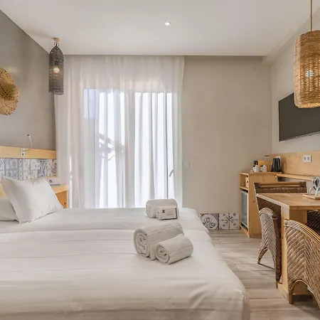 Charming & Dom Manuel I Adults Only לאגוּ‏ש